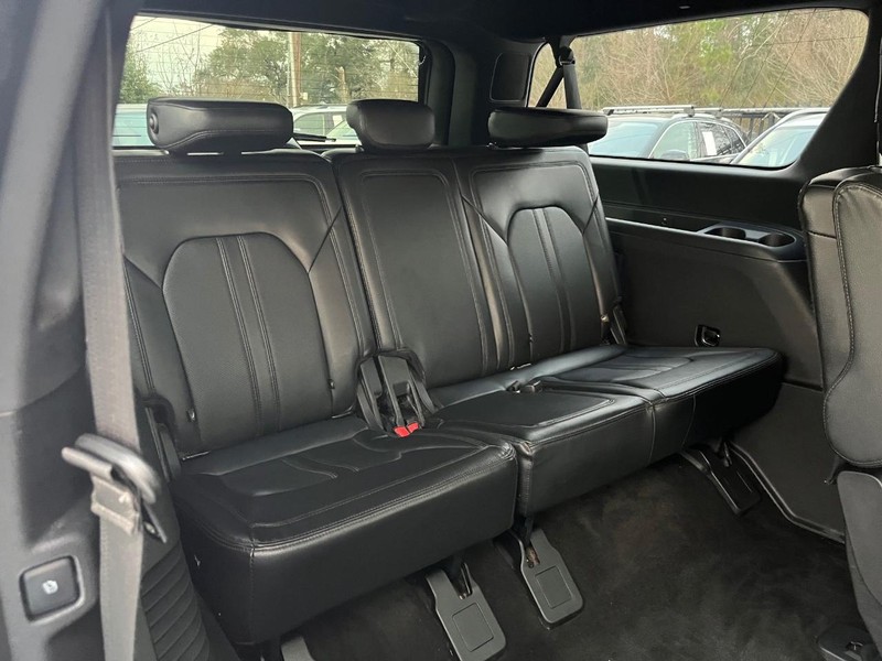 Ford Expedition Max Vehicle Full-screen Gallery Image 17