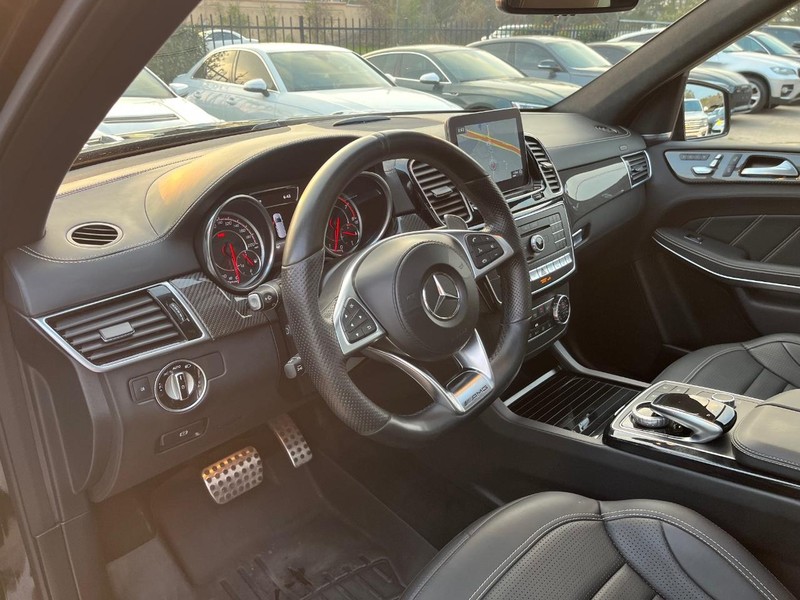 Mercedes-Benz GLS 63 AMG Vehicle Full-screen Gallery Image 10