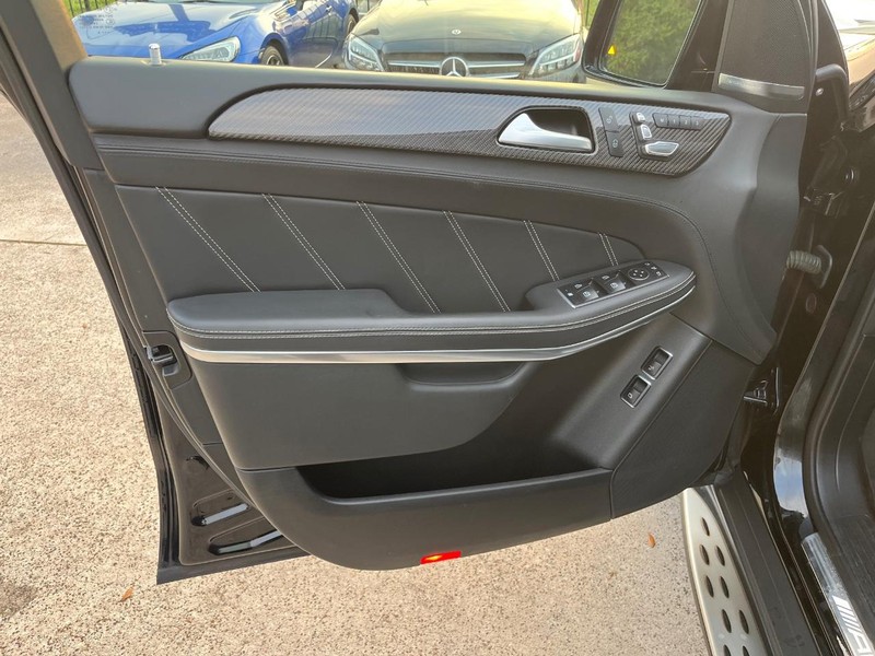 Mercedes-Benz GLS 63 AMG Vehicle Full-screen Gallery Image 12