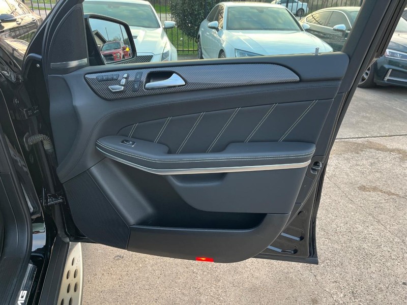 Mercedes-Benz GLS 63 AMG Vehicle Full-screen Gallery Image 15