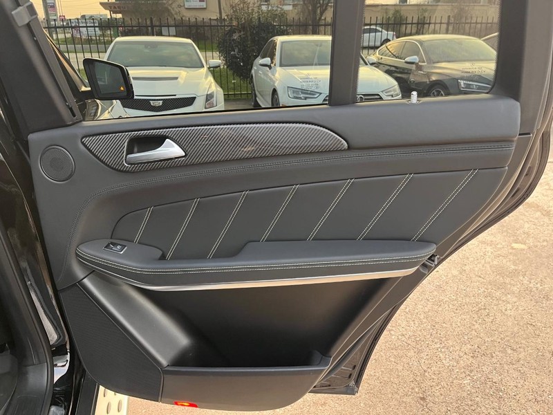 Mercedes-Benz GLS 63 AMG Vehicle Full-screen Gallery Image 18