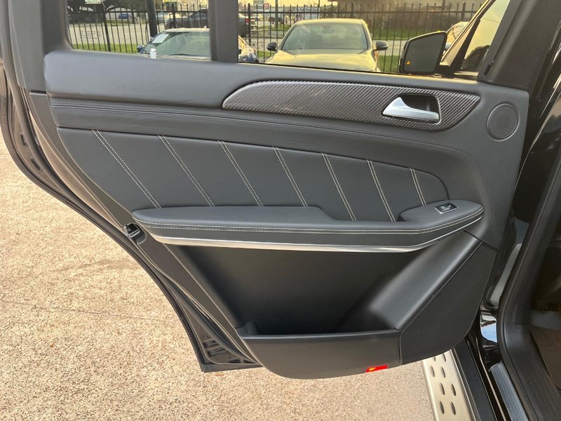 Mercedes-Benz GLS 63 AMG Vehicle Full-screen Gallery Image 21