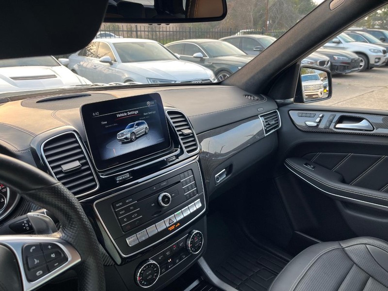 Mercedes-Benz GLS 63 AMG Vehicle Full-screen Gallery Image 25