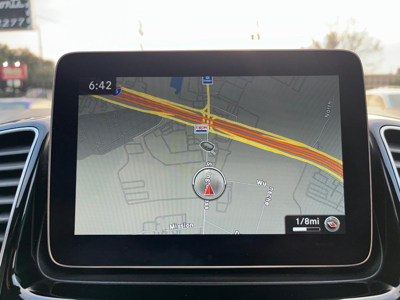 Mercedes-Benz GLS 63 AMG Vehicle Full-screen Gallery Image 27