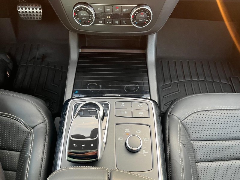 Mercedes-Benz GLS 63 AMG Vehicle Full-screen Gallery Image 28