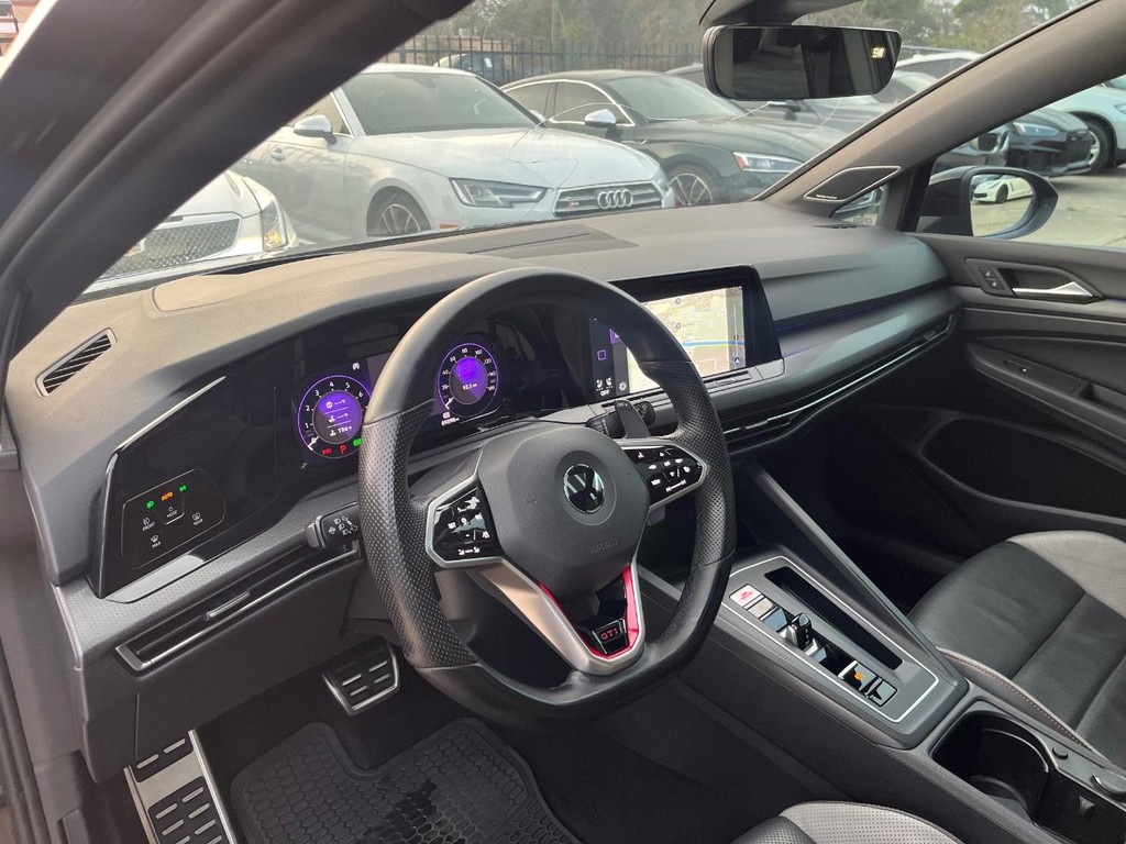 Volkswagen Golf GTI Vehicle Full-screen Gallery Image 10