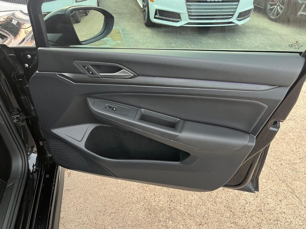 Volkswagen Golf GTI Vehicle Full-screen Gallery Image 15