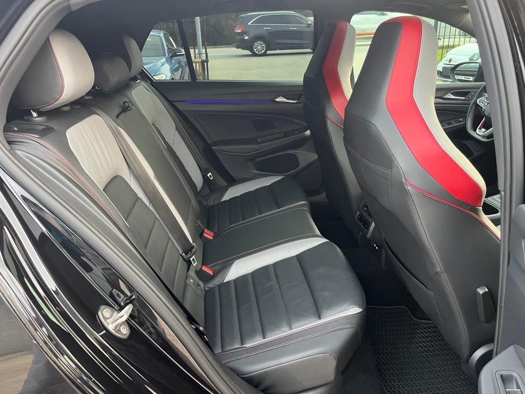 Volkswagen Golf GTI Vehicle Full-screen Gallery Image 16