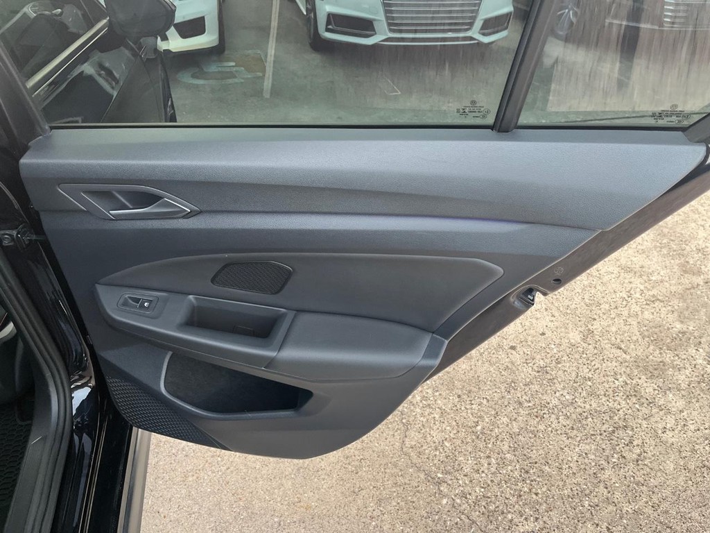 Volkswagen Golf GTI Vehicle Full-screen Gallery Image 17