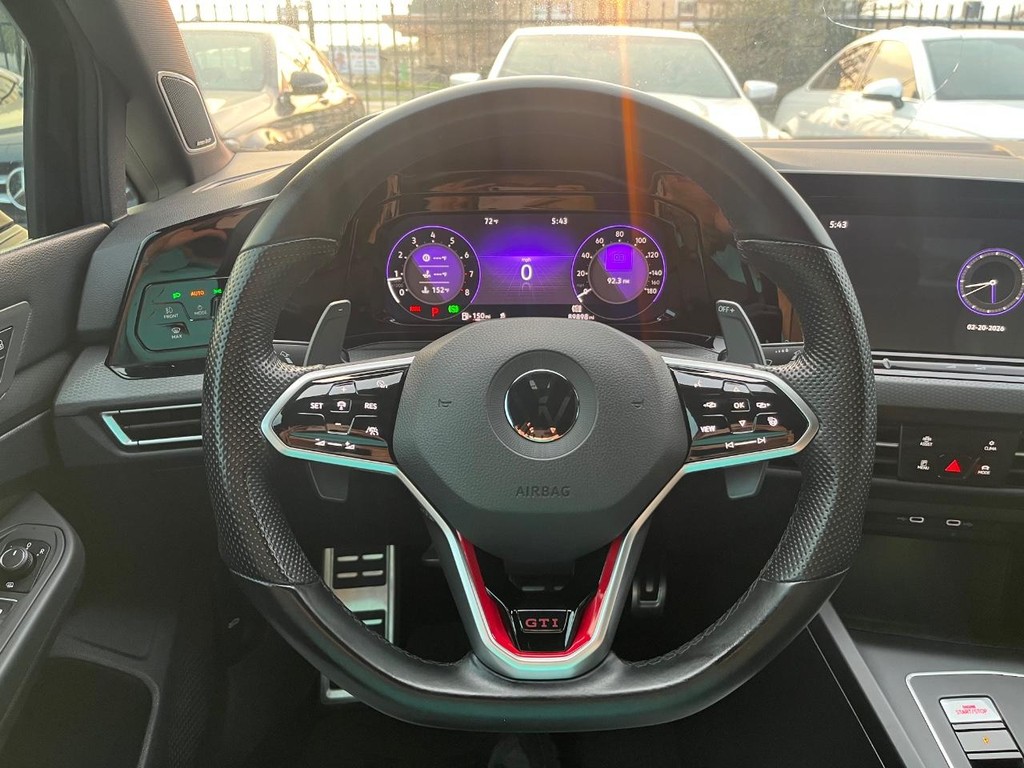 Volkswagen Golf GTI Vehicle Full-screen Gallery Image 20