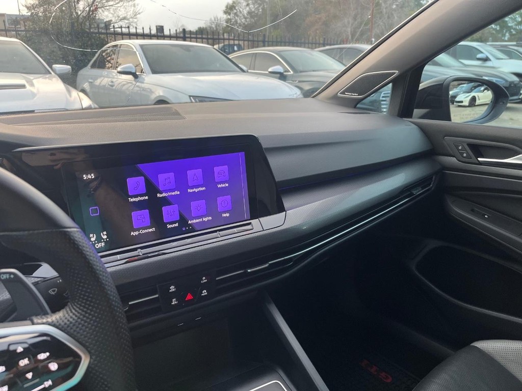 Volkswagen Golf GTI Vehicle Full-screen Gallery Image 25