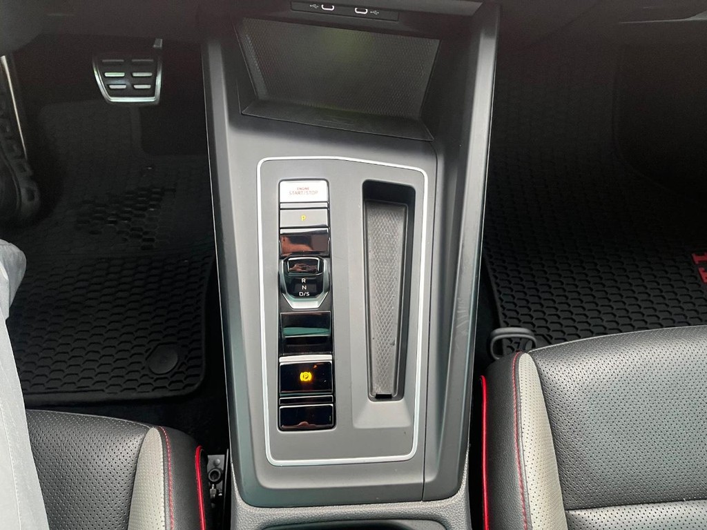 Volkswagen Golf GTI Vehicle Full-screen Gallery Image 26