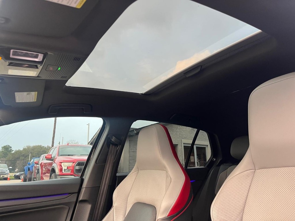 Volkswagen Golf GTI Vehicle Full-screen Gallery Image 27