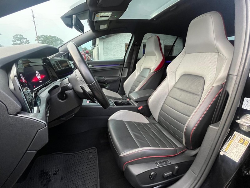 Volkswagen Golf GTI Vehicle Full-screen Gallery Image 11