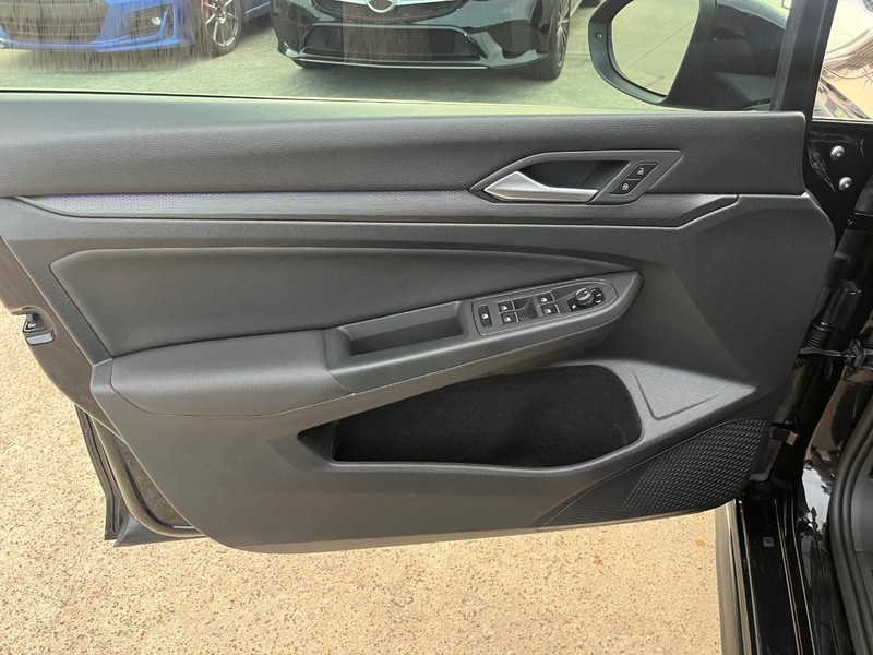 Volkswagen Golf GTI Vehicle Full-screen Gallery Image 12