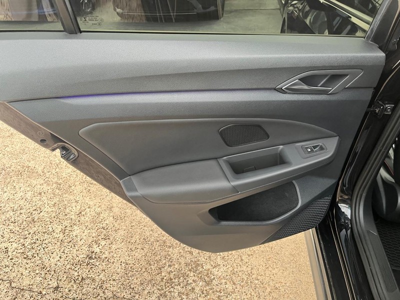 Volkswagen Golf GTI Vehicle Full-screen Gallery Image 19