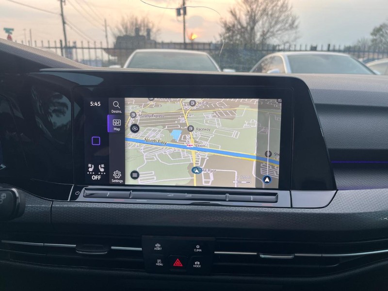 Volkswagen Golf GTI Vehicle Full-screen Gallery Image 22