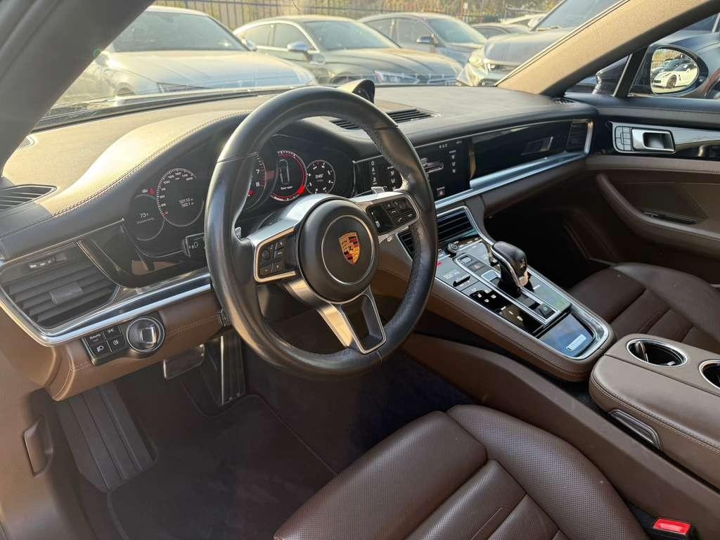 Porsche Panamera Vehicle Full-screen Gallery Image 10