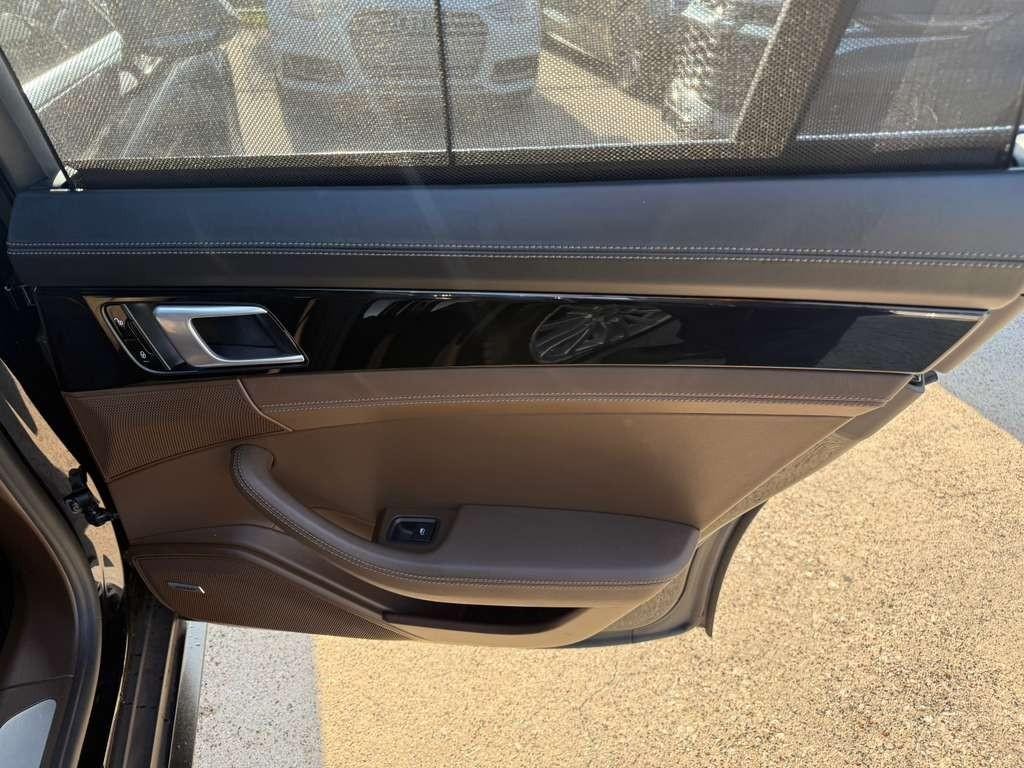 Porsche Panamera Vehicle Full-screen Gallery Image 17