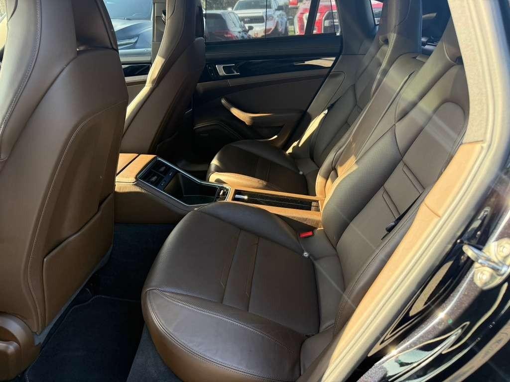 Porsche Panamera Vehicle Full-screen Gallery Image 18