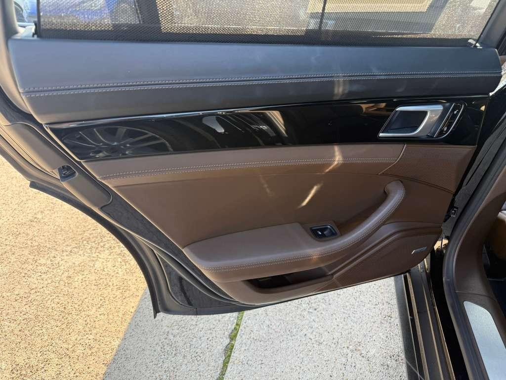 Porsche Panamera Vehicle Full-screen Gallery Image 19