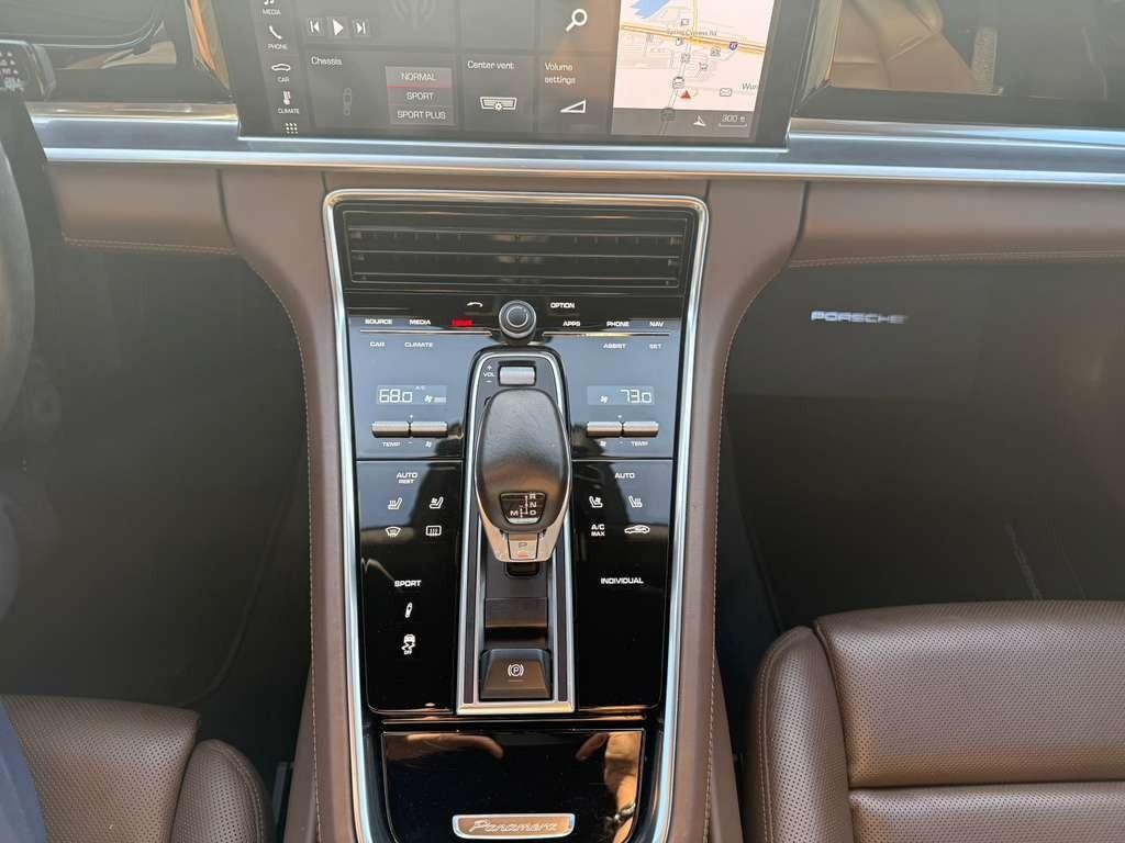 Porsche Panamera Vehicle Full-screen Gallery Image 23