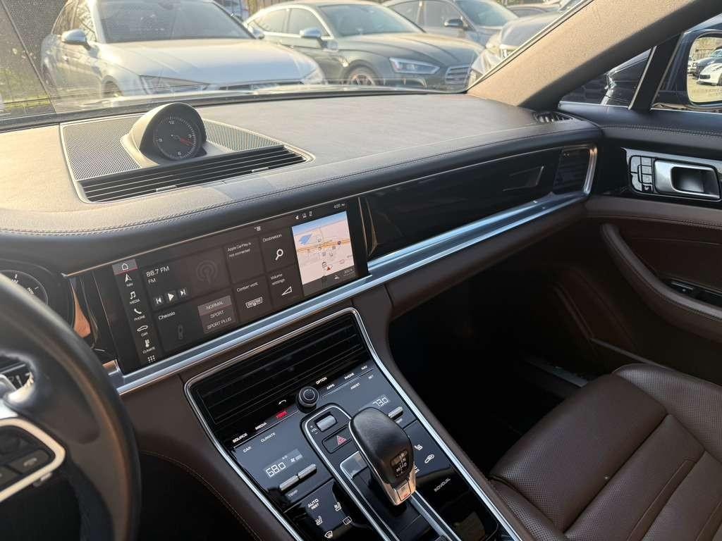 Porsche Panamera Vehicle Full-screen Gallery Image 24