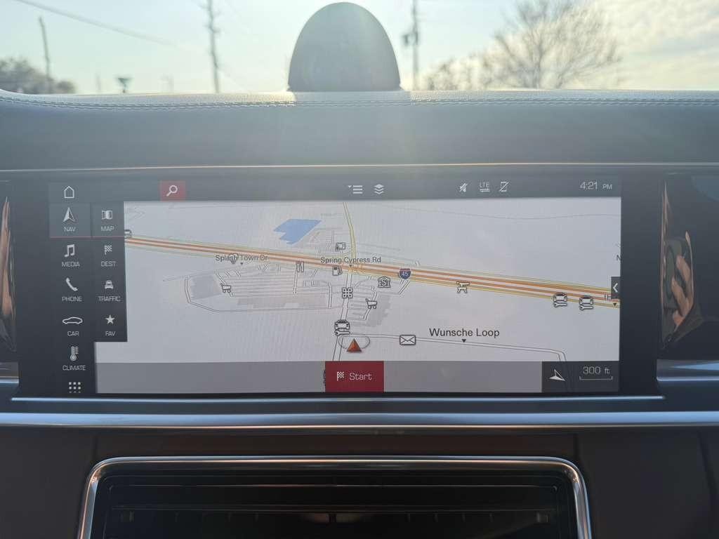 Porsche Panamera Vehicle Full-screen Gallery Image 25