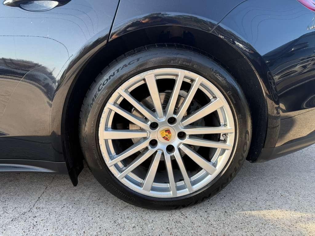 Porsche Panamera Vehicle Full-screen Gallery Image 28