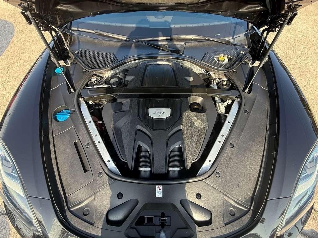 Porsche Panamera Vehicle Full-screen Gallery Image 29