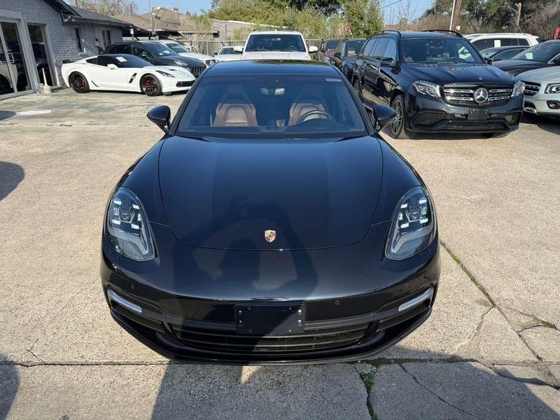 Porsche Panamera Vehicle Full-screen Gallery Image 03