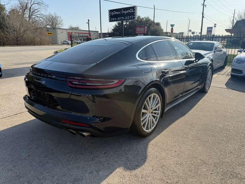 Porsche Panamera Vehicle Full-screen Gallery Image 06