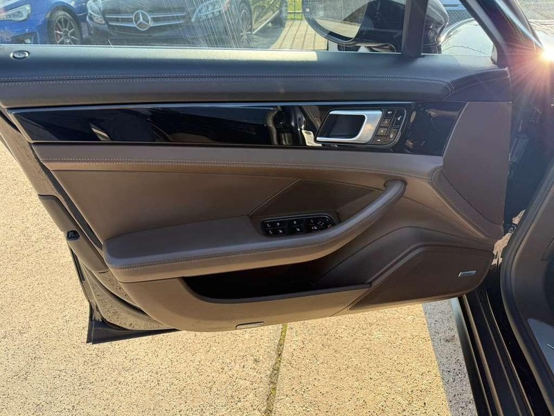 Porsche Panamera Vehicle Full-screen Gallery Image 12