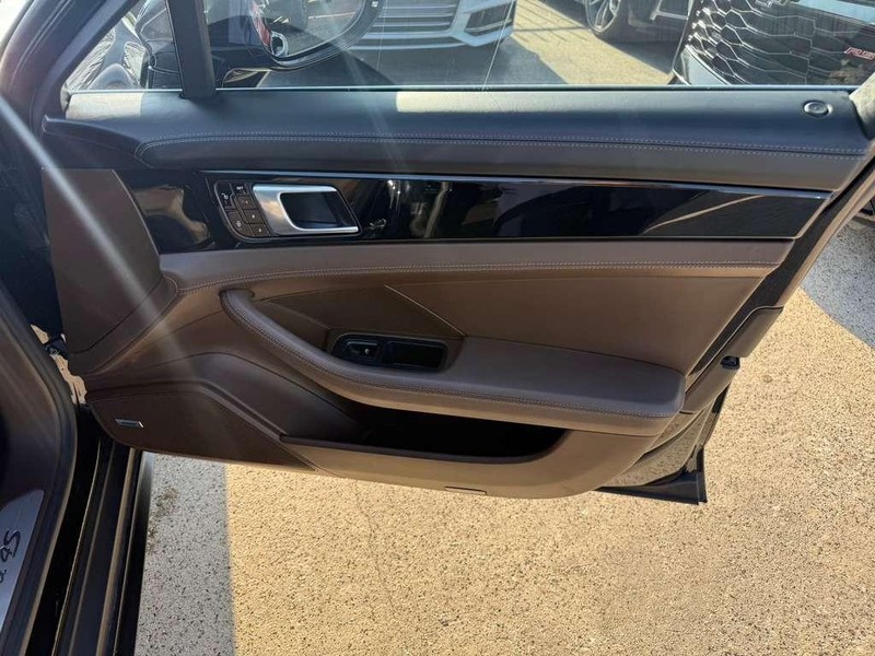 Porsche Panamera Vehicle Full-screen Gallery Image 15