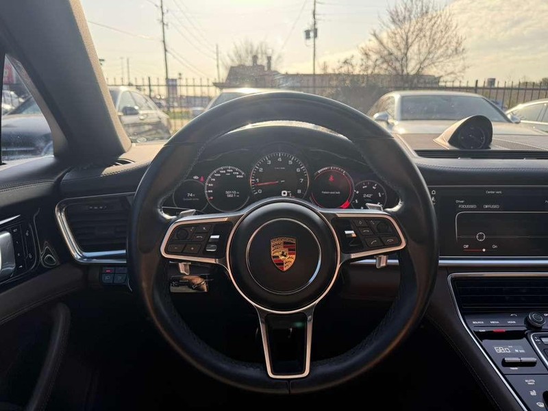 Porsche Panamera Vehicle Full-screen Gallery Image 20