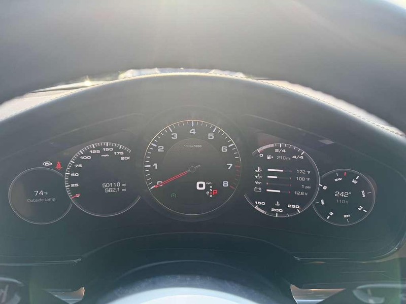 Porsche Panamera Vehicle Full-screen Gallery Image 21