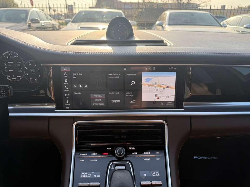 Porsche Panamera Vehicle Full-screen Gallery Image 22