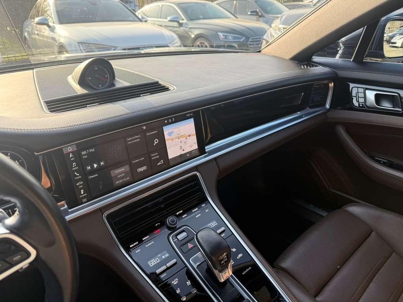 Porsche Panamera Vehicle Full-screen Gallery Image 24