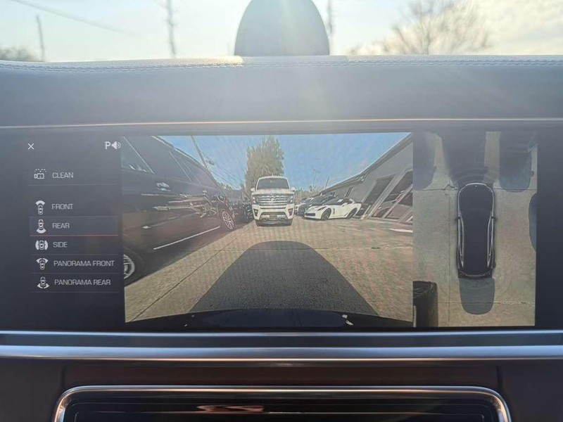 Porsche Panamera Vehicle Full-screen Gallery Image 26