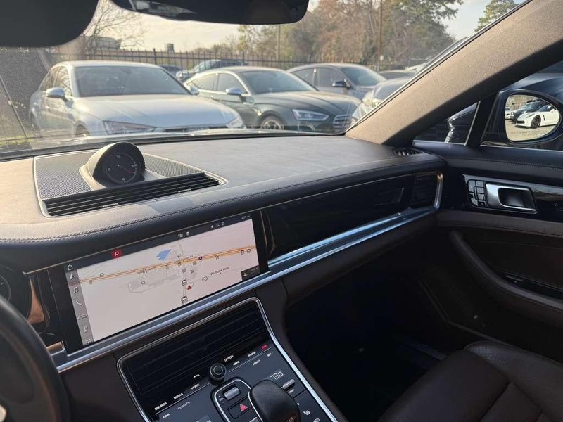 Porsche Panamera Vehicle Full-screen Gallery Image 27