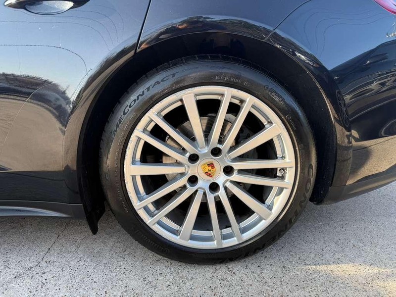 Porsche Panamera Vehicle Full-screen Gallery Image 28