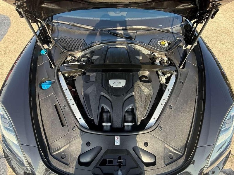 Porsche Panamera Vehicle Full-screen Gallery Image 29