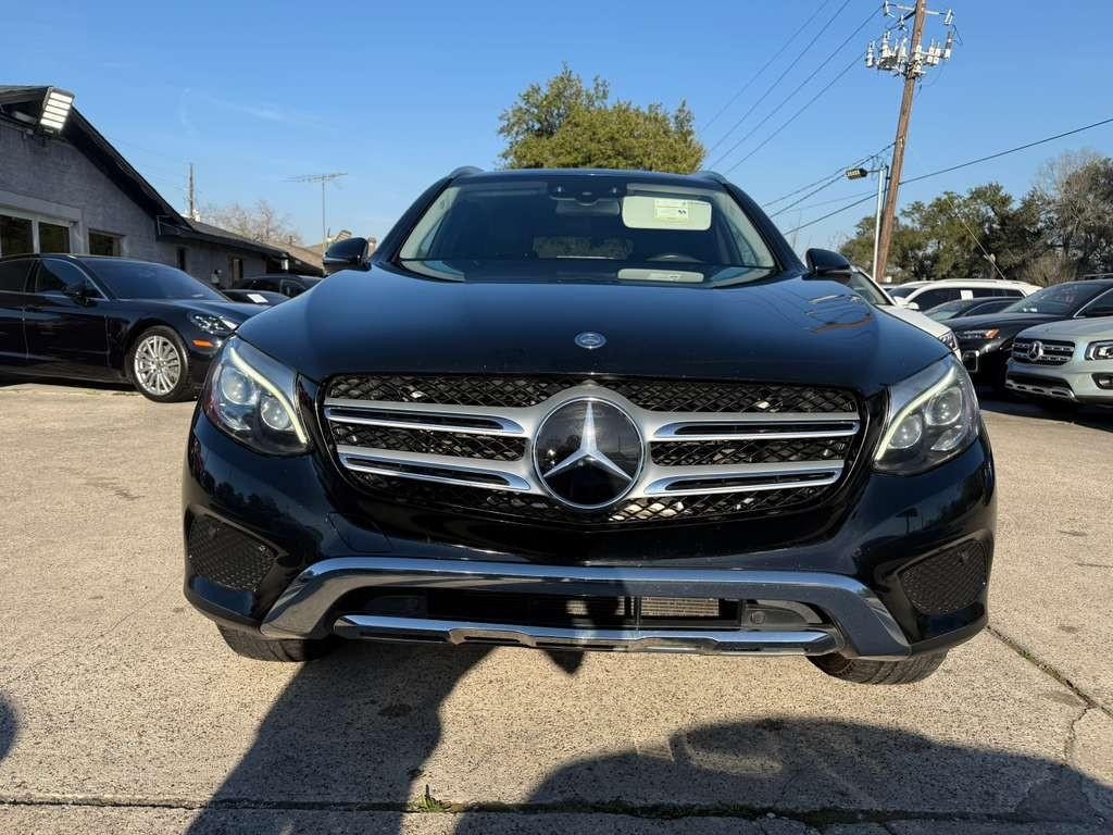 Mercedes-Benz GLC 300 Vehicle Full-screen Gallery Image 03