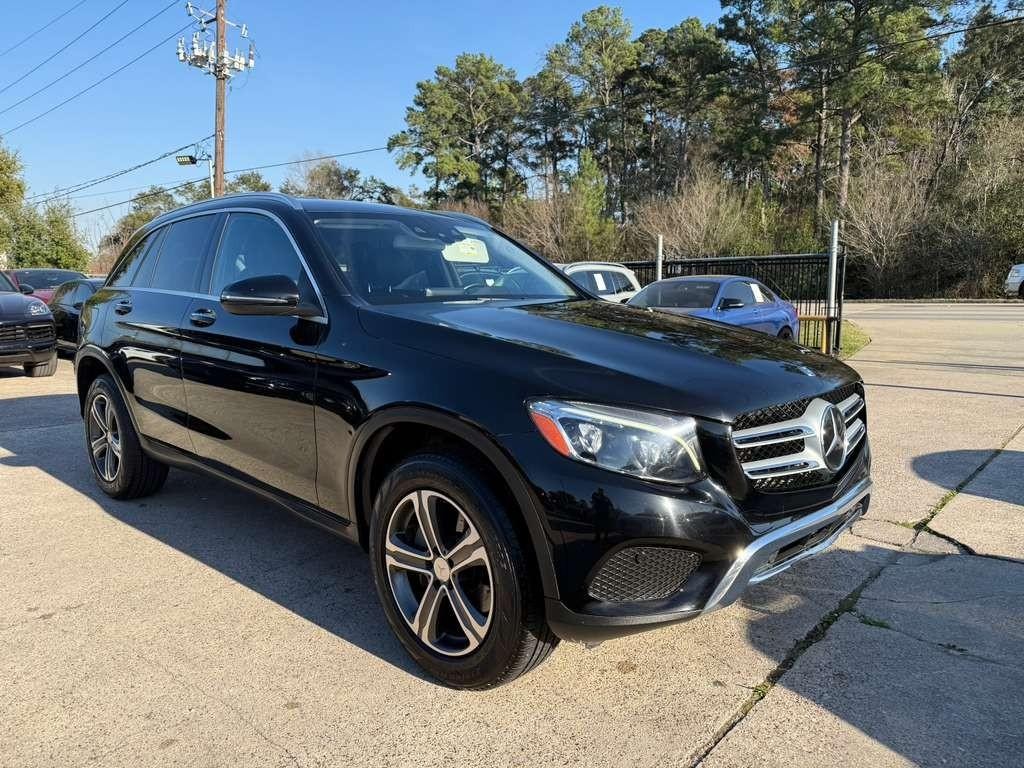 Mercedes-Benz GLC 300 Vehicle Full-screen Gallery Image 04