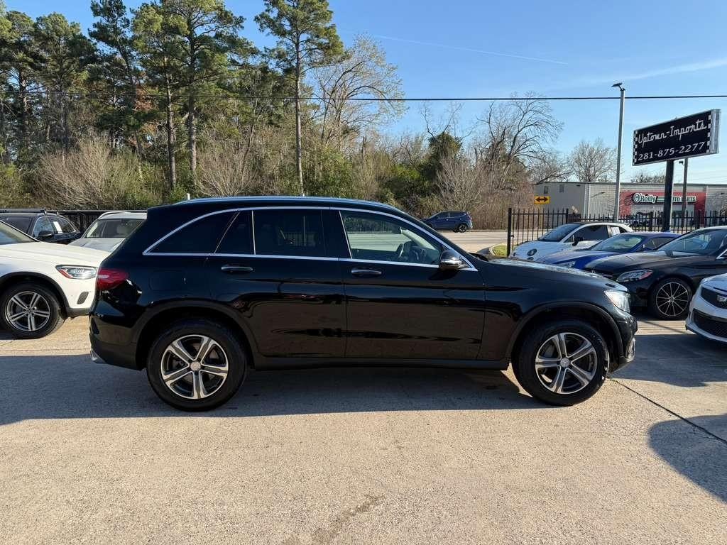 Mercedes-Benz GLC 300 Vehicle Full-screen Gallery Image 05