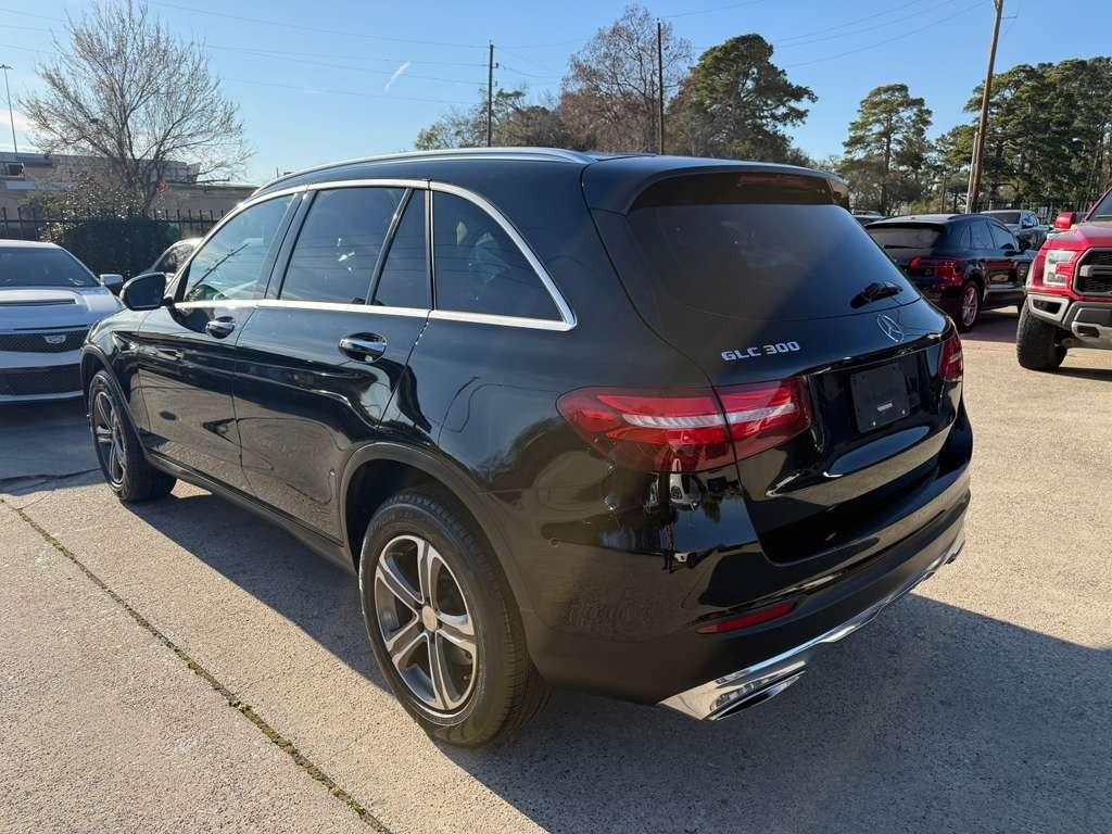 Mercedes-Benz GLC 300 Vehicle Full-screen Gallery Image 08