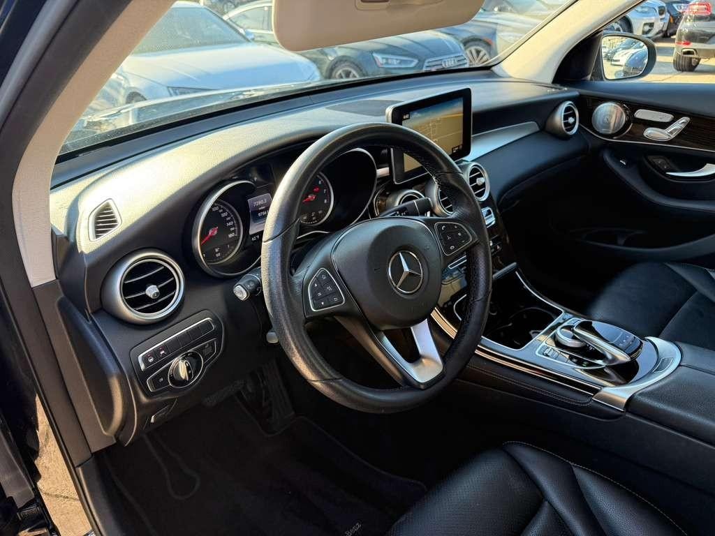 Mercedes-Benz GLC 300 Vehicle Full-screen Gallery Image 10