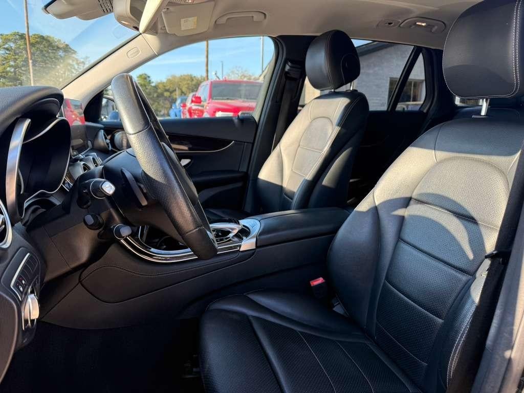 Mercedes-Benz GLC 300 Vehicle Full-screen Gallery Image 11