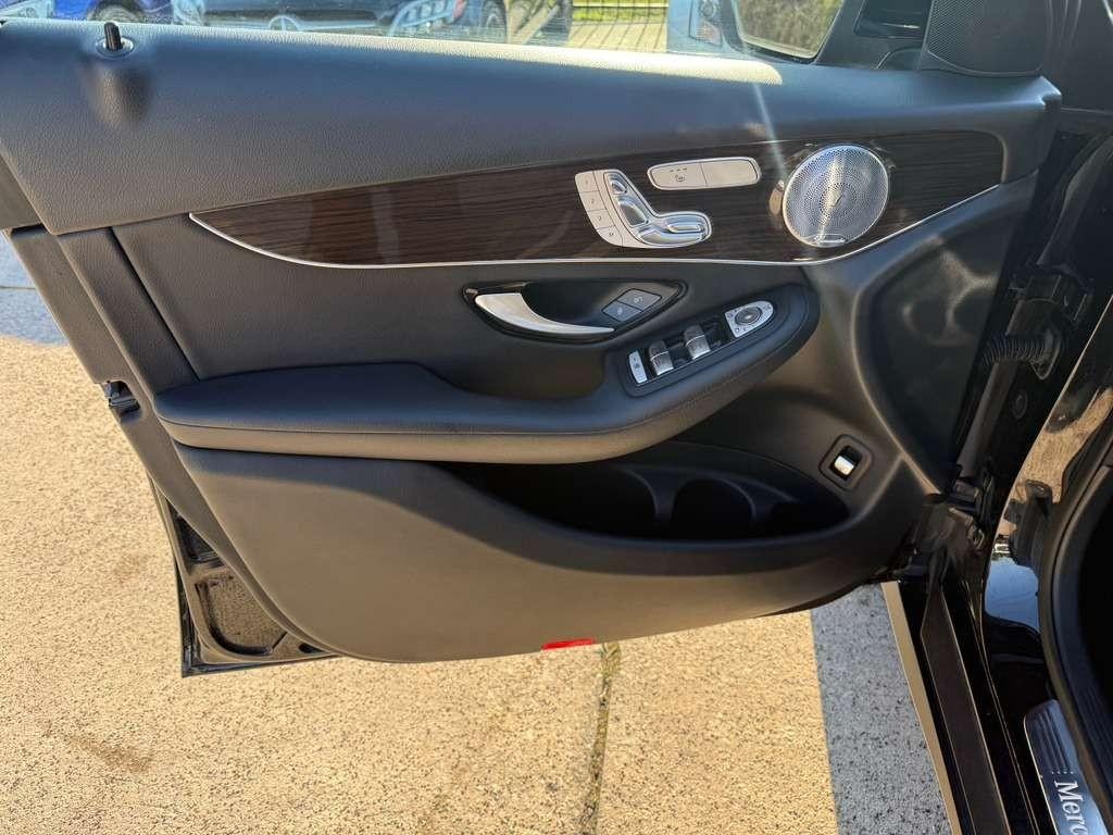 Mercedes-Benz GLC 300 Vehicle Full-screen Gallery Image 12