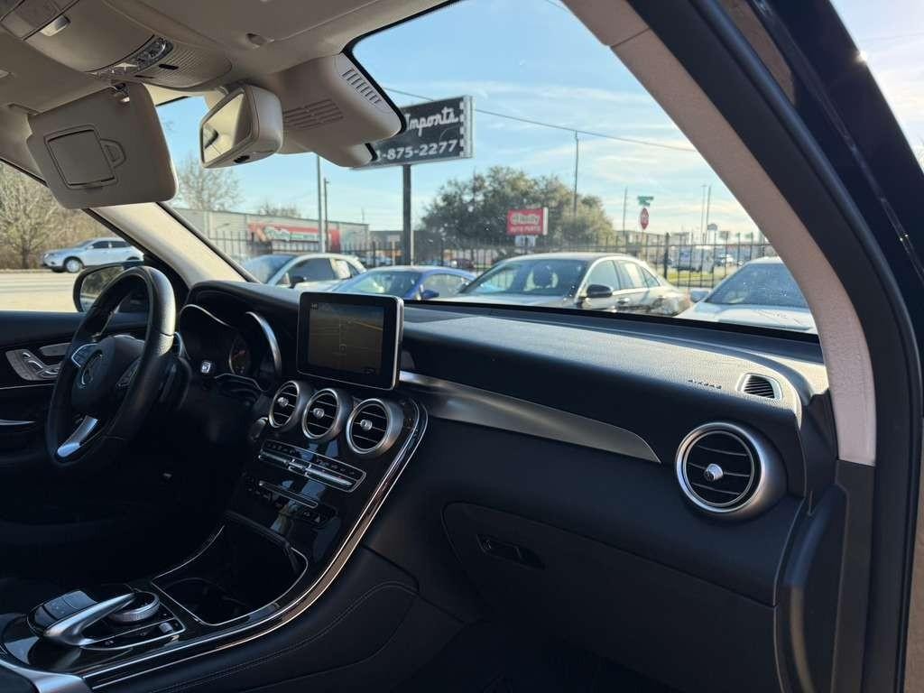 Mercedes-Benz GLC 300 Vehicle Full-screen Gallery Image 13